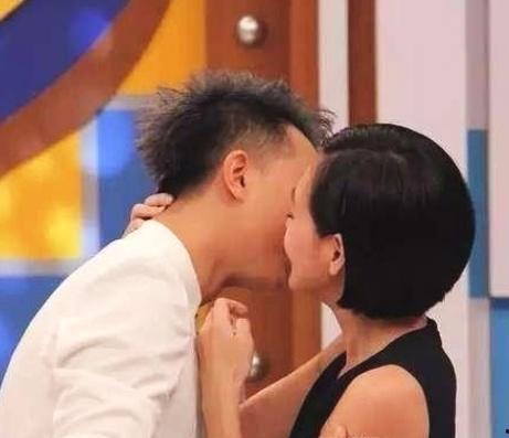 亲嘴激烈视频,揭秘热吻视频背后的故事